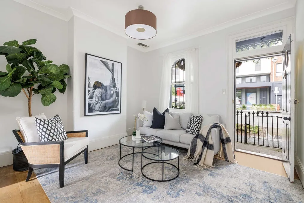Furnished 2-bed terrace with backyard and parking