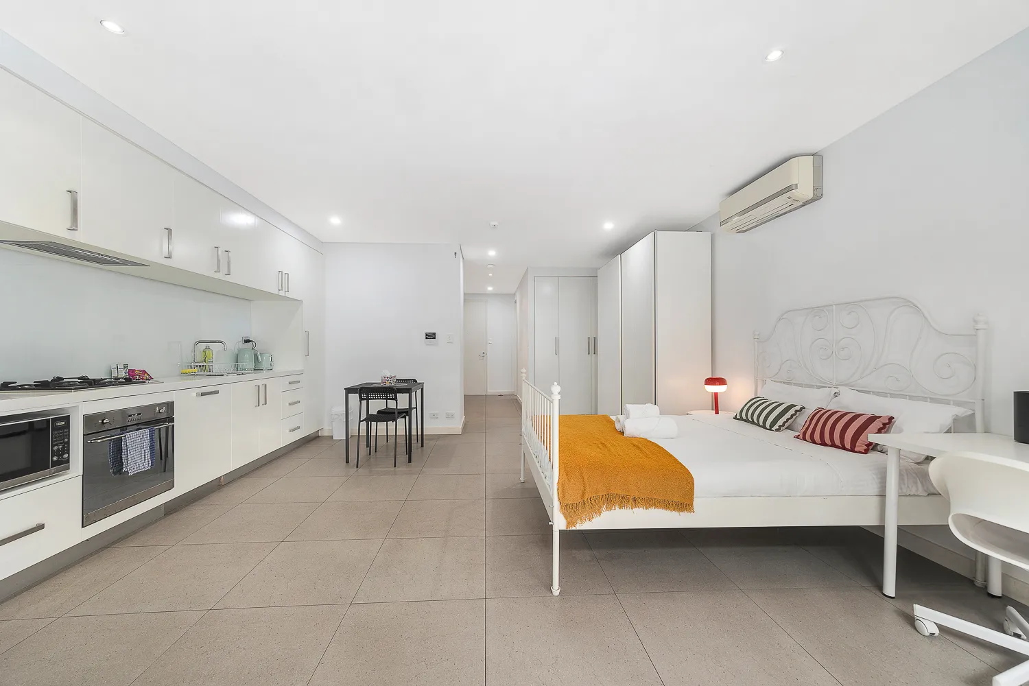 Furnished 1-bed apartment near Central Station