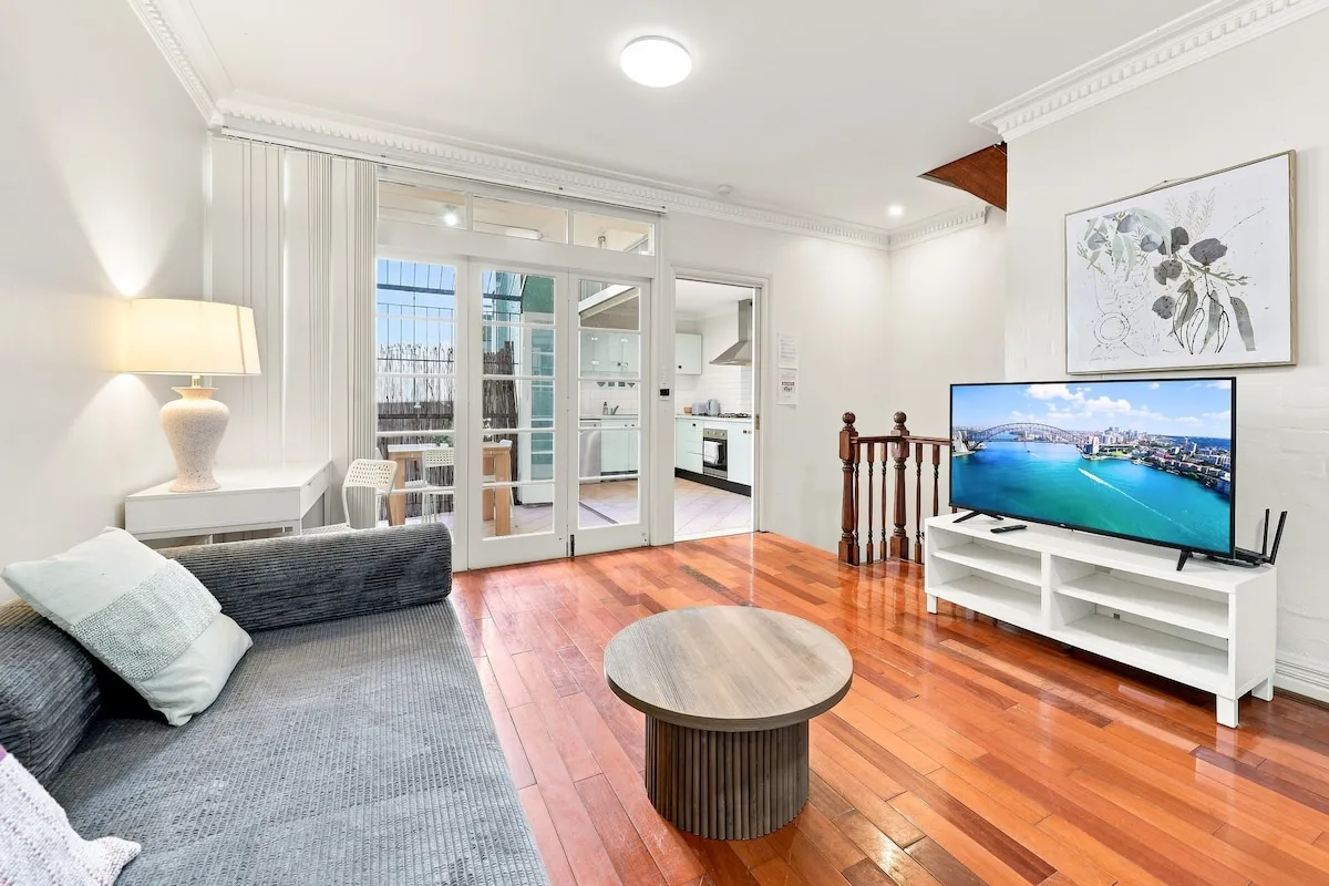Furnished 3-bed terrace with parking near UTS